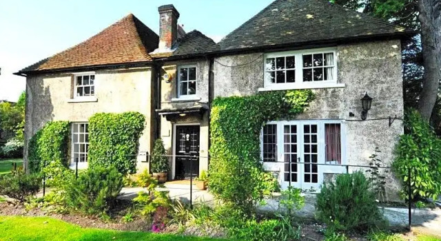 Chalk Farm LDC, Забронировать Фермерский дом Фермерские дома Исторического графства Суссекса, Фермерский дом