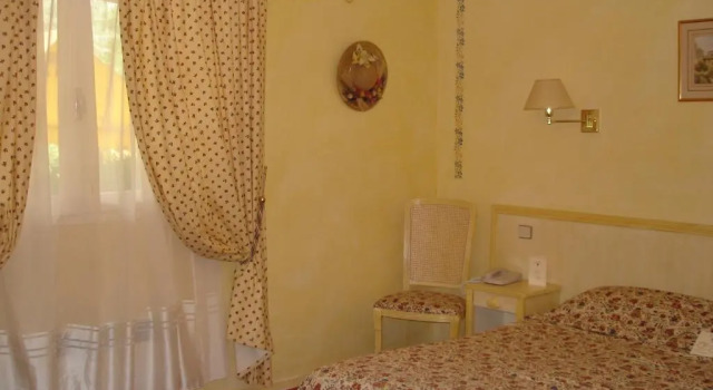 Трёхместный номер Comfort Hôtel Mireille