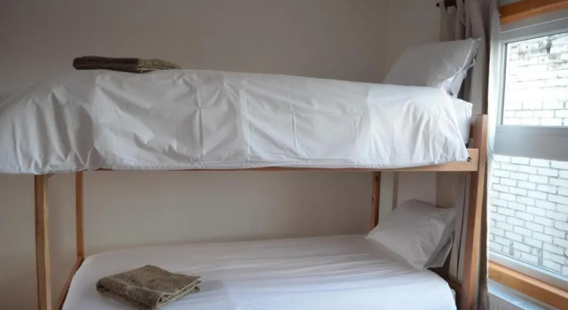 Кровать в общем номере Hostal Camino de Santiago