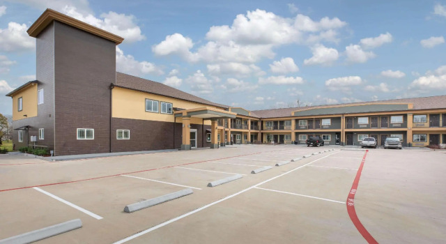 Кровать в общем номере Days Inn & Suites by Wyndham La Porte
