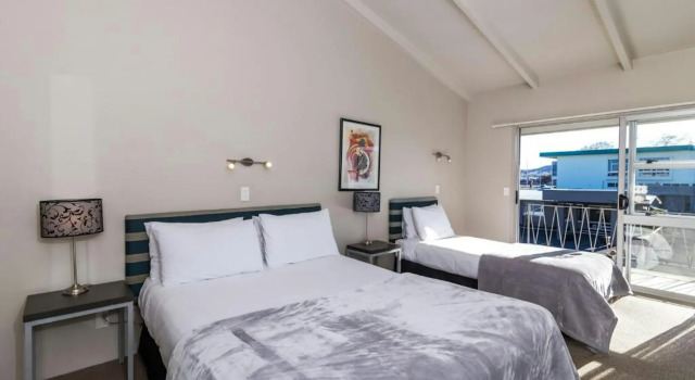 Twin Peaks Lakeside Inn, Забронировать Мини-отель Мини-отели Lake Taupo, Мини-отель