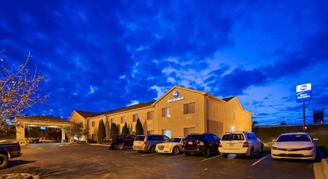 Кровать в общем номере Best Western Lawrenceburg Inn