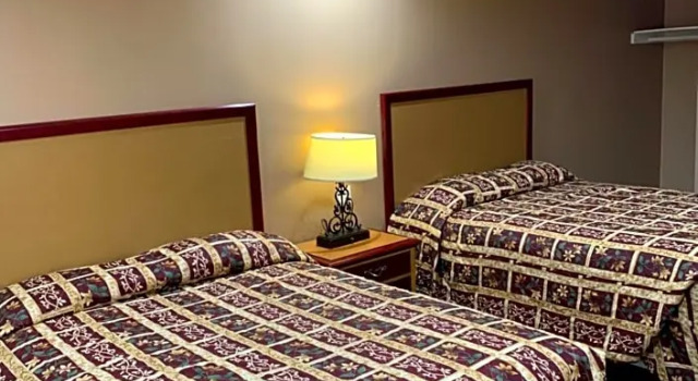 Четырёхместный номер Standard Budget Inn Motel