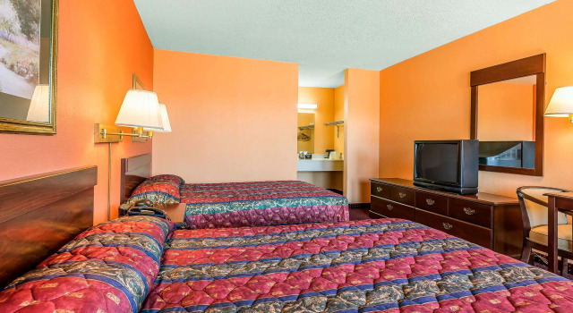 Четырёхместный номер Standard Econo Lodge Lavonia I-85