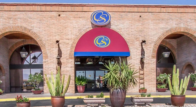 Кровать в общем номере Comfort Suites Tucson near Sabino Canyon