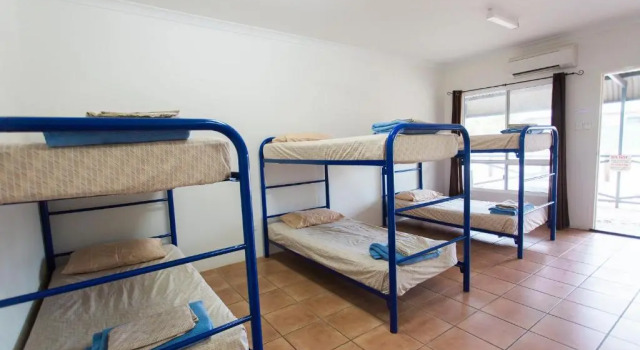 Кровать в общем номере Potshot Hotel Resort