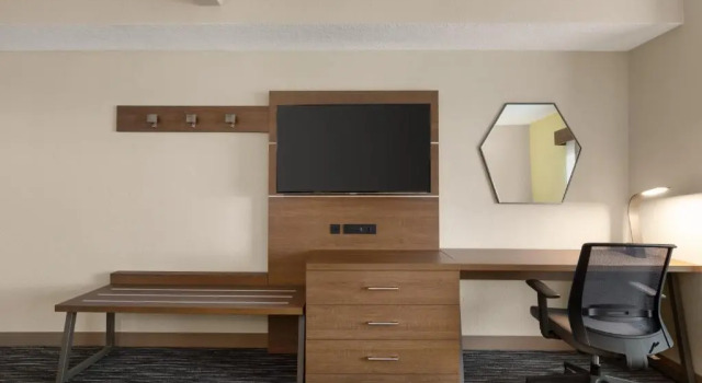 Люкс Holiday Inn Express & Suites Pembroke Pines-Sheridan St by IHG