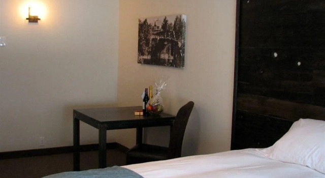 Pine Lodge Inn, Varaa Hotelli  