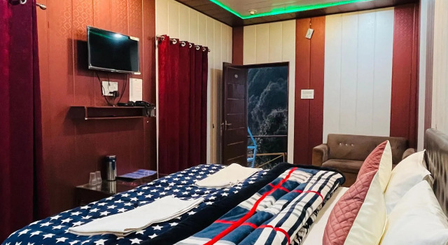 Dev Bhoomi Resort, Rezervovat Lázně / Resort Kanatal Uttarakhand