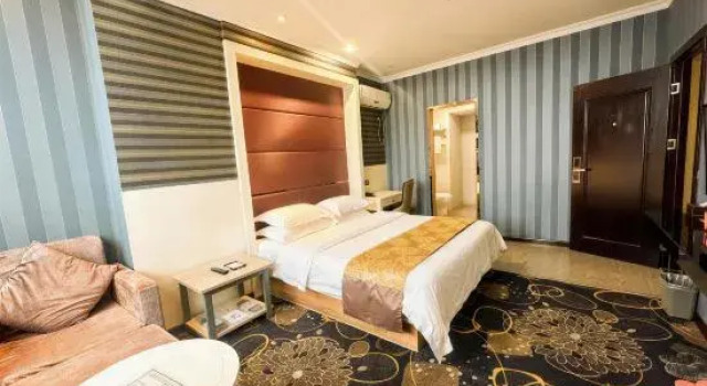 Двухместный номер Deluxe Crown International Business Hotel