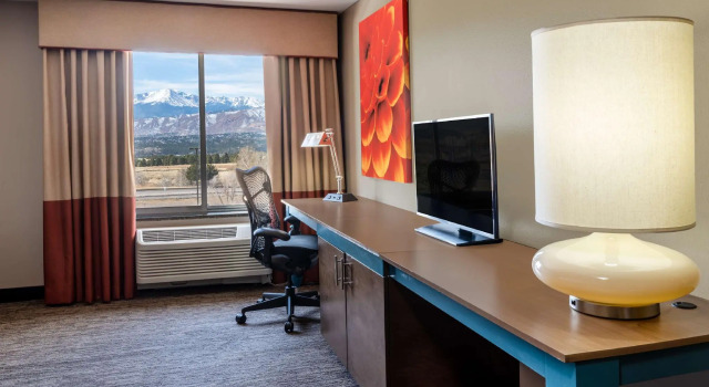 Двухместный номер Deluxe Hilton Garden Inn Colorado Springs North Air Force Academy