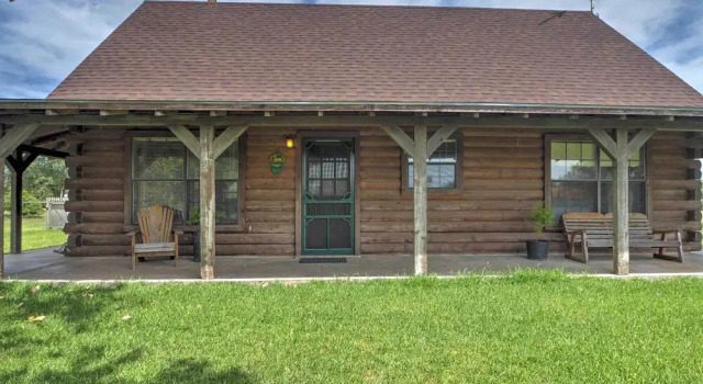 On Farm: Rustic Carmine Log Cabin w/ Porch!, Réserver Hôtel Carmine Texas