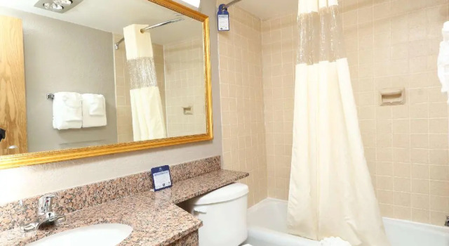 Четырёхместный номер Standard AmericInn by Wyndham Grand Rapids Airport North