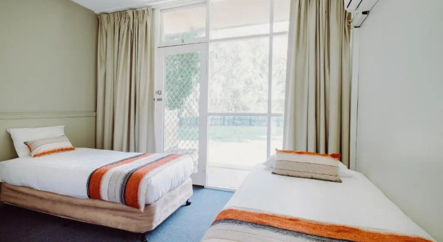 Семейный номер Standard Artesian Spa Motel