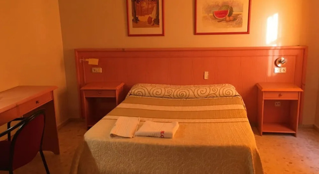 Двухместный номер Standard с балконом Hostal Carlos III