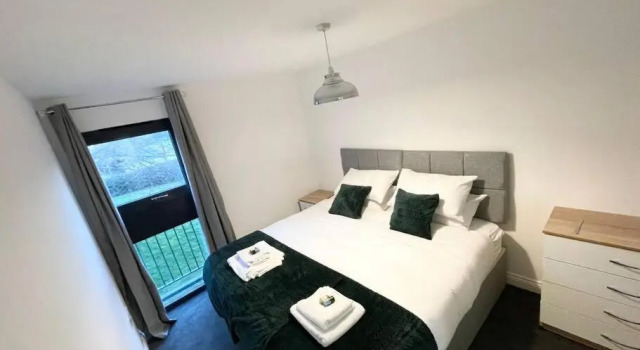 BEST PRICE! Huge 1 bed Apartment, City Centre, Single Beds or Super King, Sofabed & FREE SECURE PARKING