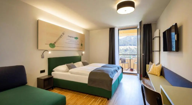 Трёхместный номер Standard с балконом JUFA Hotel Laterns - Klangholzhus