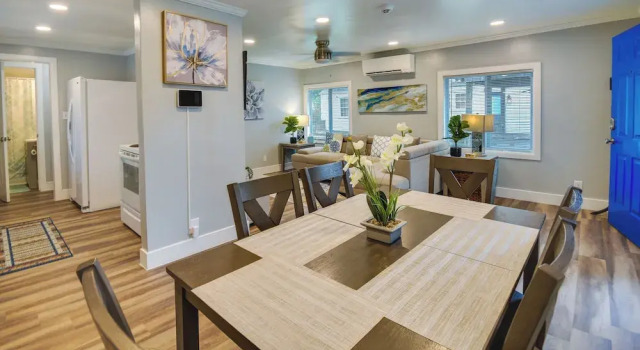 Walk to Beach: Hampton Home w/ Grill!, Book Feriehus Sommerhuse i Hampton, Hytte