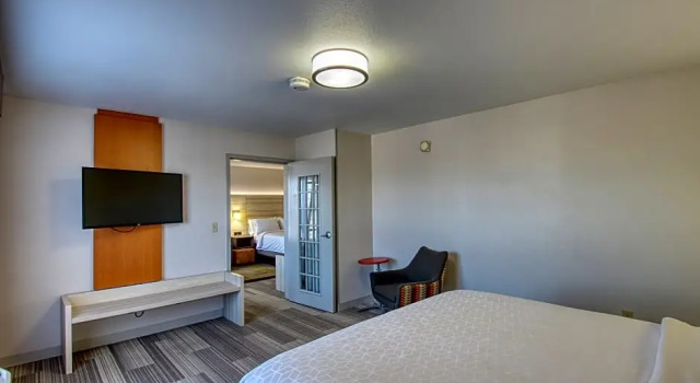 1 makuuhuone Kahden hengen Sviitti Holiday Inn Express Hotel & Suites Milwaukee Airport by IHG