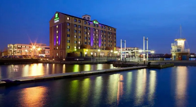 Кровать в общем номере Holiday Inn Express Manchester - Salford Quays by IHG