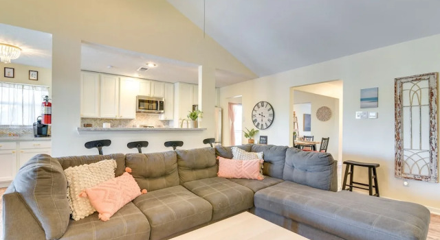Central Seabrook Home: Pool ~ 2 Mi to Nasa Center!