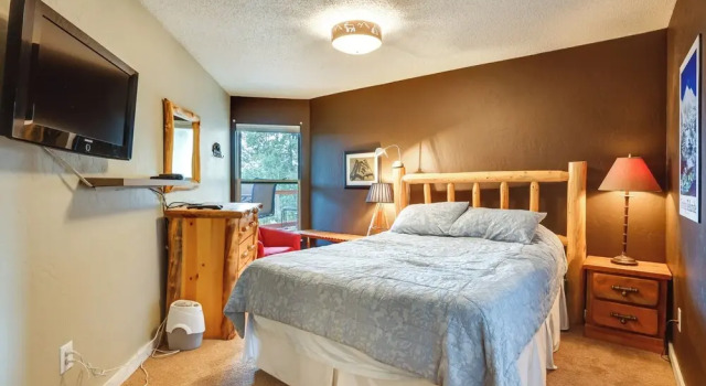 Silverthorne Condo w/ Lake Views: 10 Mi to Skiing!, Rezerwuj Apartament Hotele w Vail Ski z parkingiem, Parking