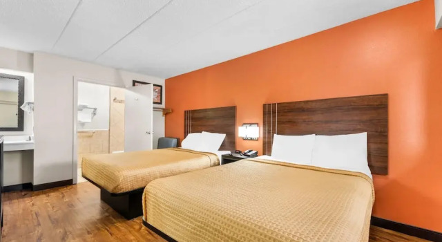 Четырёхместный номер Standard Econo Lodge Charlotte Airport