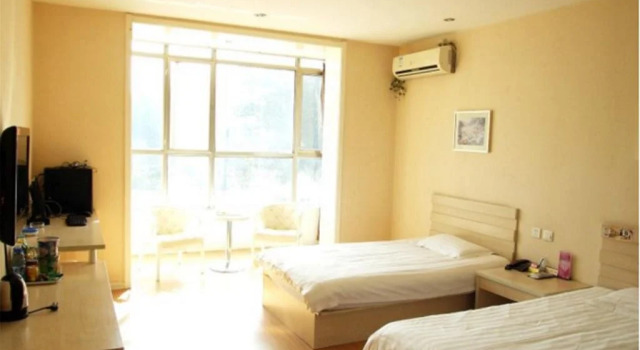 Daily Holiday Business Inn