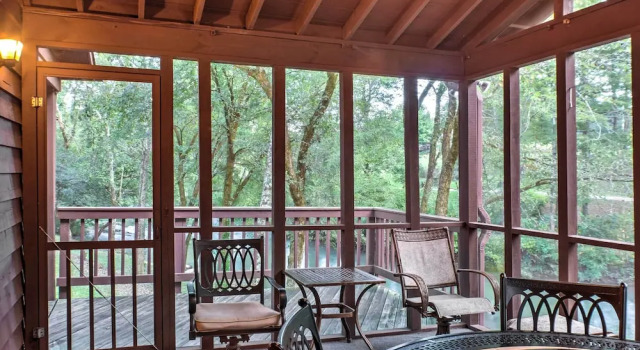 Коттедж Creekfront Cabin Near Chattanooga w/ Hot Tub!
