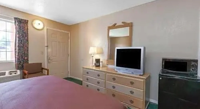 Четырёхместный номер Standard Howard Johnson by Wyndham Bakersfield