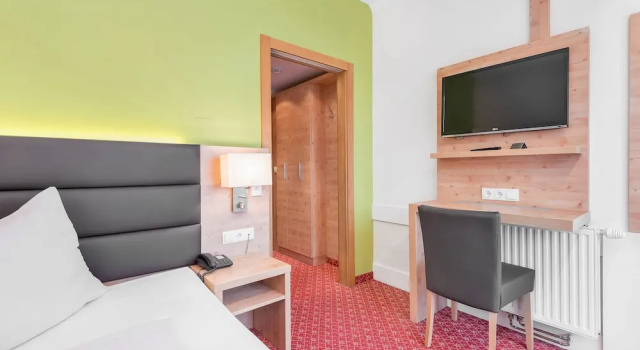 Трёхместный номер Standard с балконом Hotel Rössl by Skinetworks