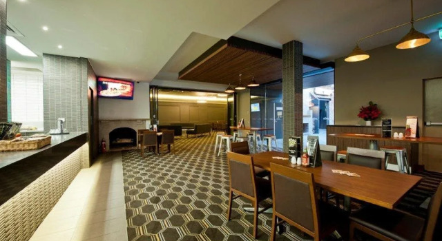 Royal Hotel Queanbeyan, Book Hotel Queanbeyan New South Wales