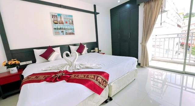 Двухместный номер Deluxe с балконом Hotel Baya Phuket - Rooftop Pool, Next to Food Market & Steps to Beach