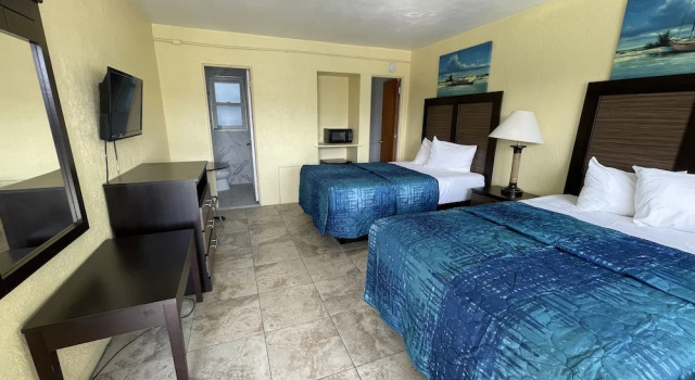Четырёхместный номер Standard с красивым видом из окна Sandy Shores Resort