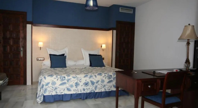 Полулюкс Hostal Palacio San Bartolomé