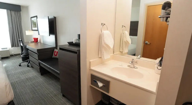 Четырёхместный номер Standard University Guest House and Conference Center