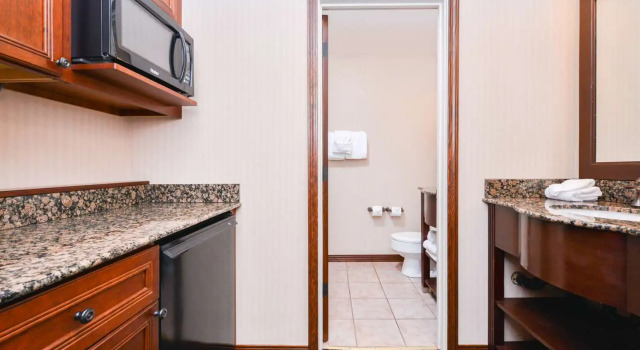 Четырёхместный номер Standard Цокольный этаж с видом на озеро Best Western Edgewater Resort