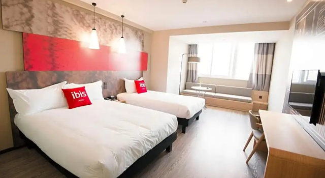 Двухместный номер Standard ibis Luoyang Baolong Square Hotel