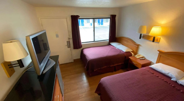 Четырёхместный номер Standard Travelodge by Wyndham Grand Rapids North