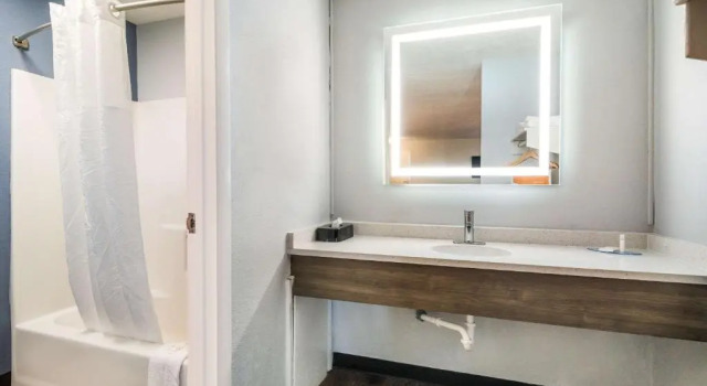 Двухместный семейный номер Standard с частичным видом Quality Inn - On The Lake Clarksville-Boydton