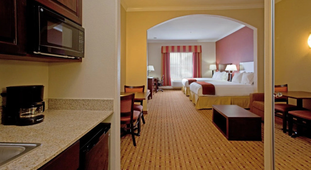 Четырёхместный люкс Holiday Inn Express Hotel & Suites VIDOR SOUTH by IHG