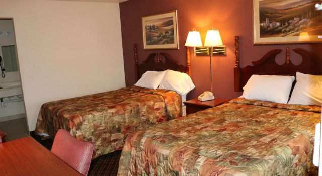 Четырёхместный номер Standard Battlefield Inn Springfield