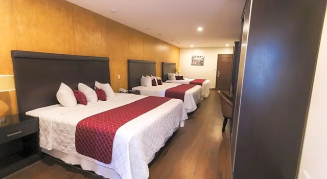 Люкс с балконом и с красивым видом из окна Gran Hotel Cochabamba