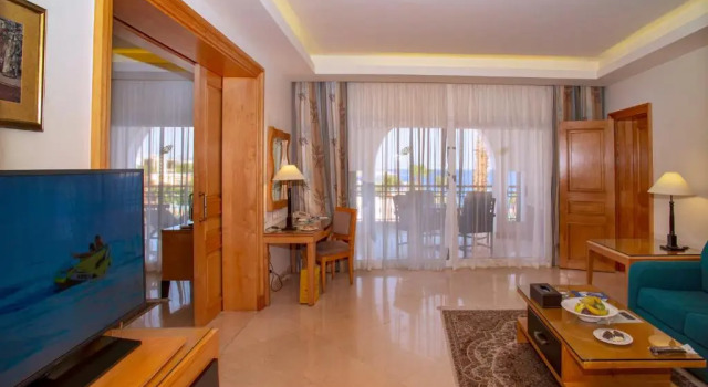 Люкс Diplomatic с видом на сад Savoy Sharm El Sheikh
