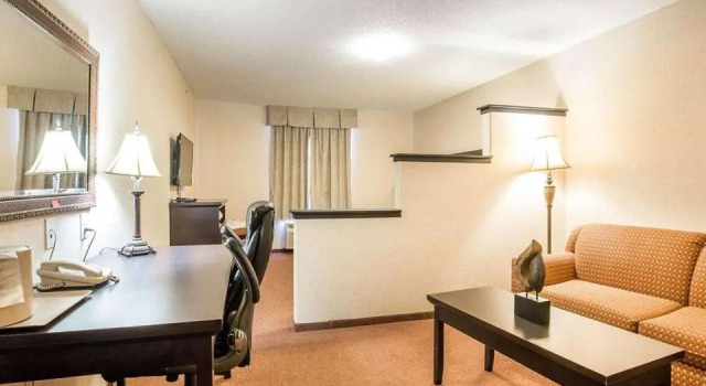 Люкс Quality Inn & Suites Lethbridge East