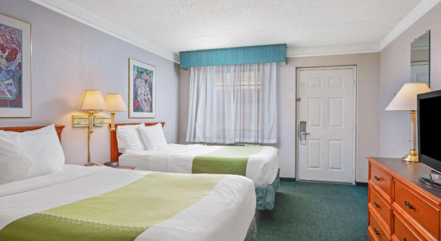 Четырёхместный номер Deluxe Days Inn by Wyndham Reno