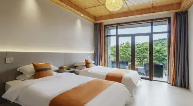 Кровать в общем номере Moyu Shanju Hotel