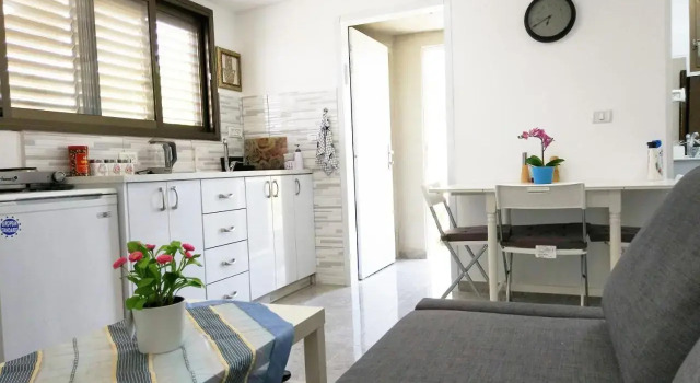 גאון מול המדבר, Prenota Hotel Arad Negev