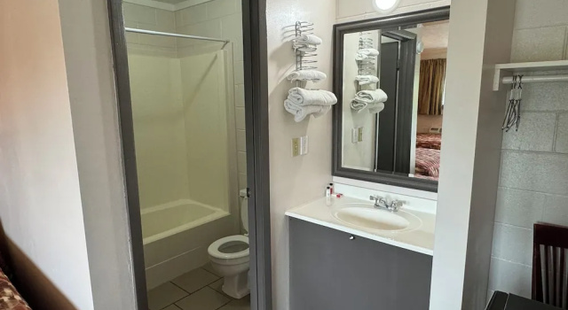Четырёхместный номер Standard Economy Inn