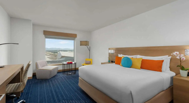 Номер Deluxe с видом на горы The Art Hotel Denver, Curio Collection by Hilton